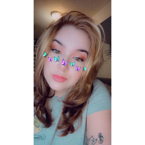 Profile Picture of Emma Oliver (@emmaoliver1600) on Poshmark