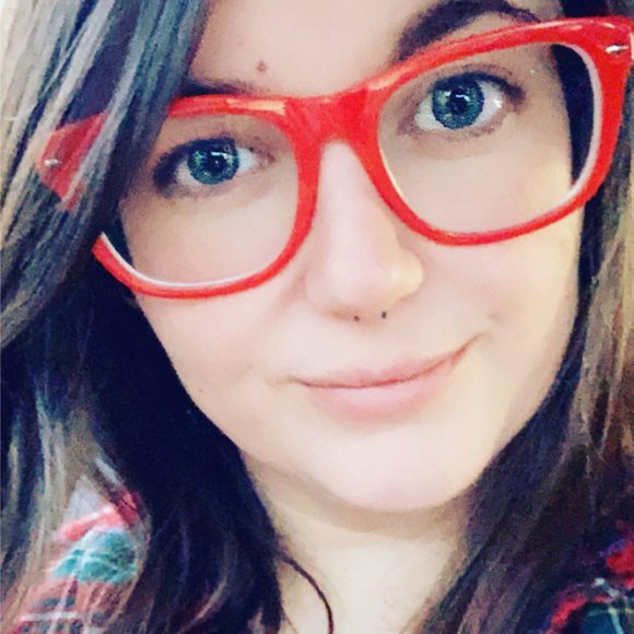 Profile Picture of Hillary Andrews (@hillaryisamazin) on Poshmark