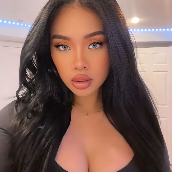 Profile Picture of Aileen Lu (@aileenlu7) on Poshmark