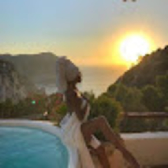 Profile Picture of Melly Melly (@kamelamill) on Poshmark