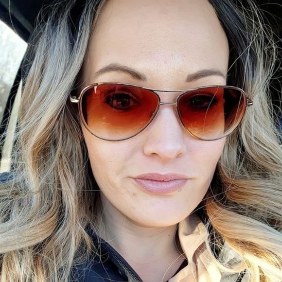 Profile Picture of Amber Schelling (@amberschelling) on Poshmark
