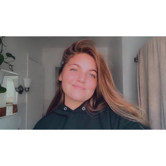 Julia Ridenour - Poshmark Profile Picture of Julia Ridenour (@ridenourjulia) on Poshmark