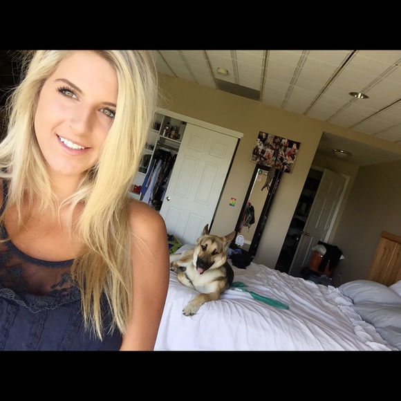 Lexi Hobson - Poshmark Profile Picture of Lexi Hobson (@ahob34) on Poshmark