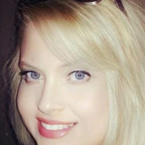 Profile Picture of Angela Nickolson (@angelanickolson) on Poshmark