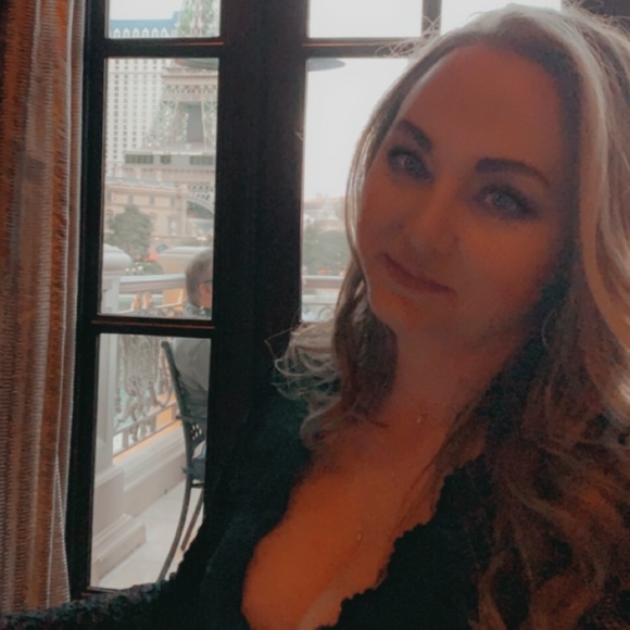 Profile Picture of Kelli Hartmann (@kellihartmann) on Poshmark