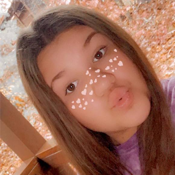 Profile Picture of Caitlyn Hellmers (@caitlynhellmers) on Poshmark