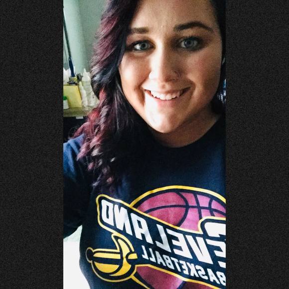 Alexys Geschke - Poshmark Profile Picture of Alexys Geschke (@alexyssss19) on Poshmark