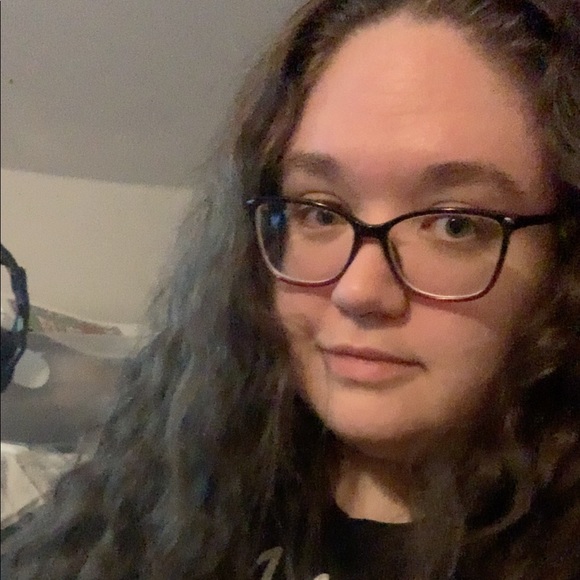 Profile Picture of Nikki Harder (@nikkiharder198) on Poshmark