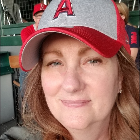 Profile Picture of Lisa Lowe (@lisalowe124) on Poshmark