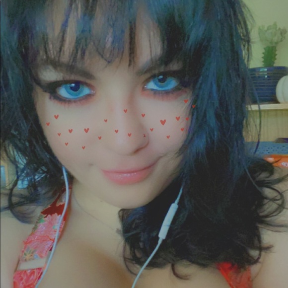 Profile Picture of Lexi Bidinger (@bossybeachgirl) on Poshmark