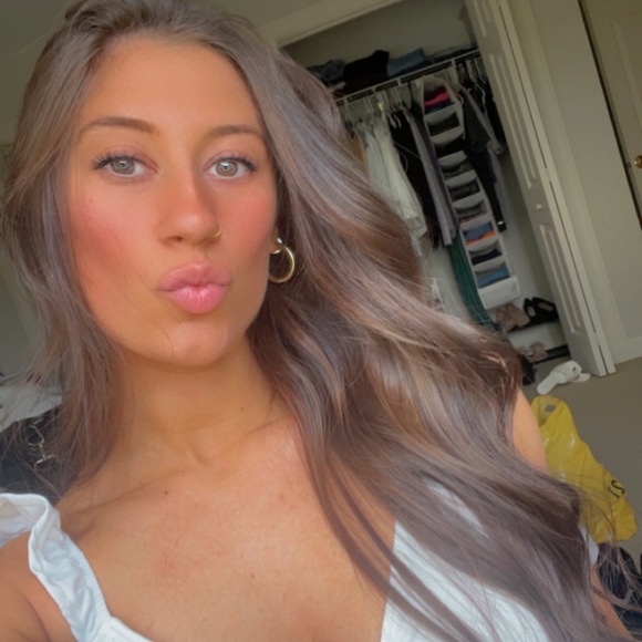 Profile Picture of Nicole Chiappetti (@nicolechia) on Poshmark