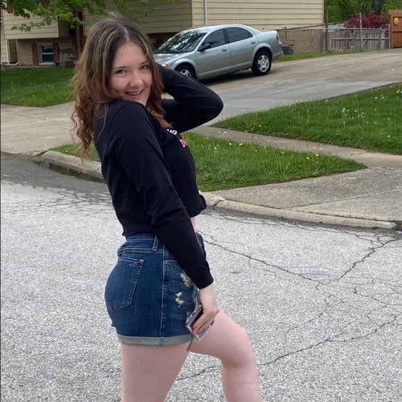 Profile Picture of Jolean Osborn (@josborn02) on Poshmark