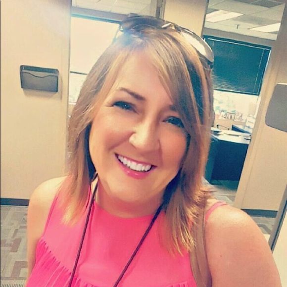 Profile Picture of Amy Obenchain (@amyobenchain) on Poshmark
