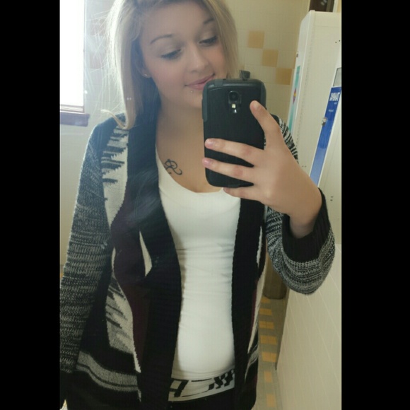 Profile Picture of Phoenix Mowell (@phorenae) on Poshmark