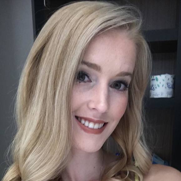 Profile Picture of Arielle Stoness (@arielleams) on Poshmark