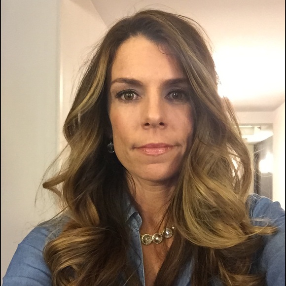 Profile Picture of Hollie Devlin (@hhlloo) on Poshmark