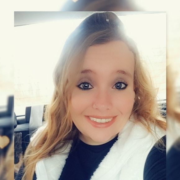 Profile Picture of Amanda Feger (@amfeger) on Poshmark