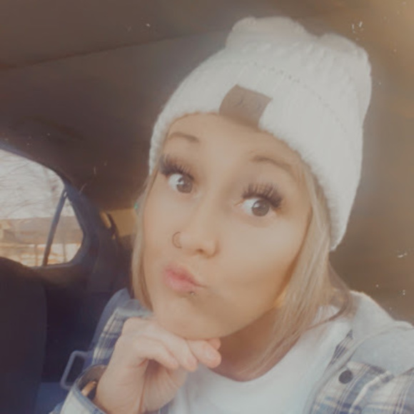 Profile Picture of Amber Eimen (@ambereimen072) on Poshmark