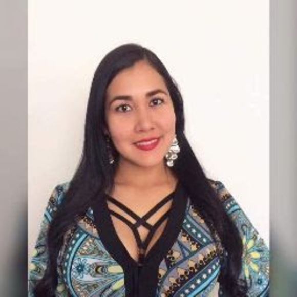 Profile Picture of Laura Agras (@agraslaura) on Poshmark
