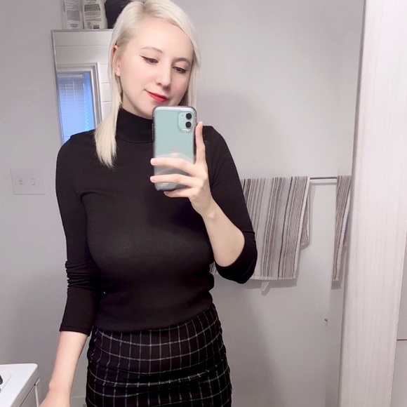 Profile Picture of Crystal Farrell (@cocean28) on Poshmark