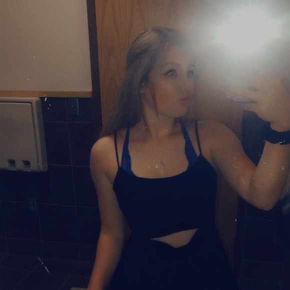 Profile Picture of Ivy Simpson (@ivy112) on Poshmark