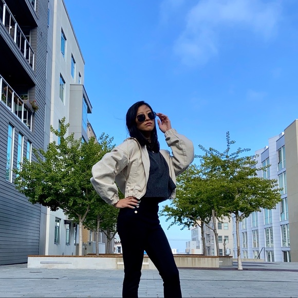 Profile Picture of Emily Yeh (@e_yeh) on Poshmark