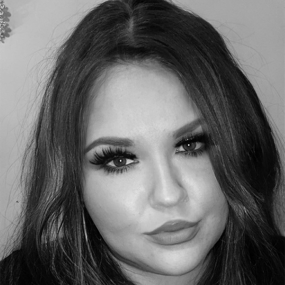 Profile Picture of Amber Holcomb (@holcombamber5) on Poshmark