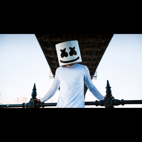 Profile Picture of Alex Banda (@edalej) on Poshmark