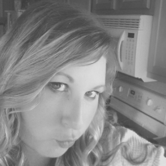 Profile Picture of Michelle Kroth (@shellkroth) on Poshmark