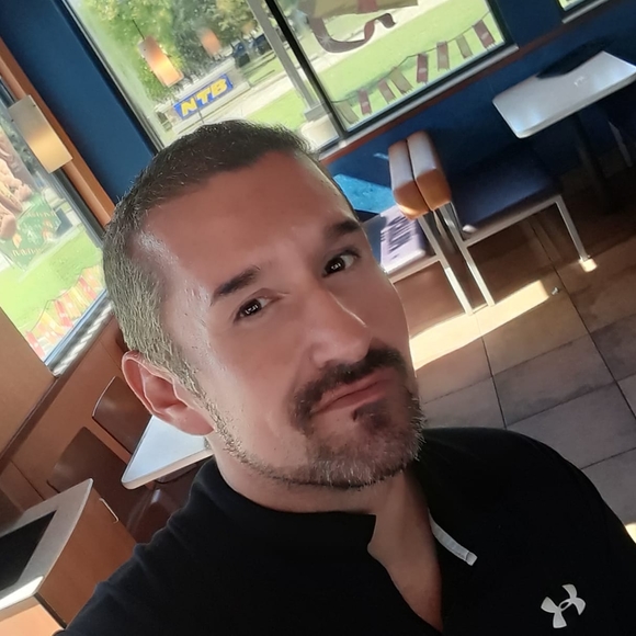 Profile Picture of Gabriel Castoreno (@g_castoreno) on Poshmark