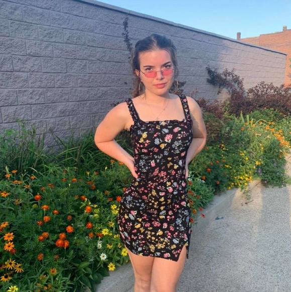 Profile Picture of Lainey Pfalzgraf (@lainey98) on Poshmark