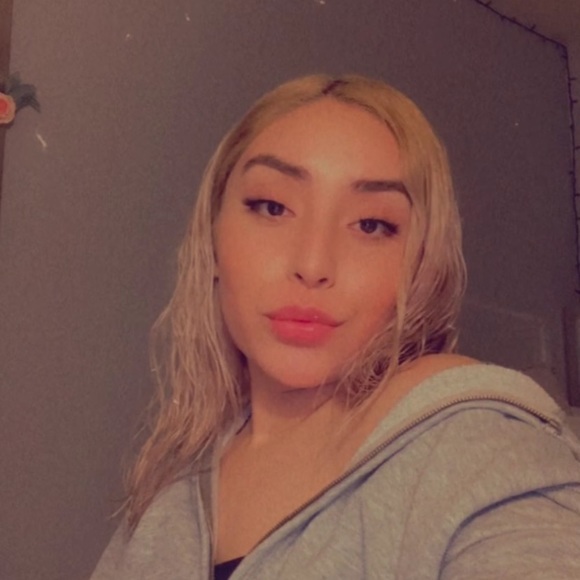 Profile Picture of Cassandra Tovar (@cassandratovar) on Poshmark