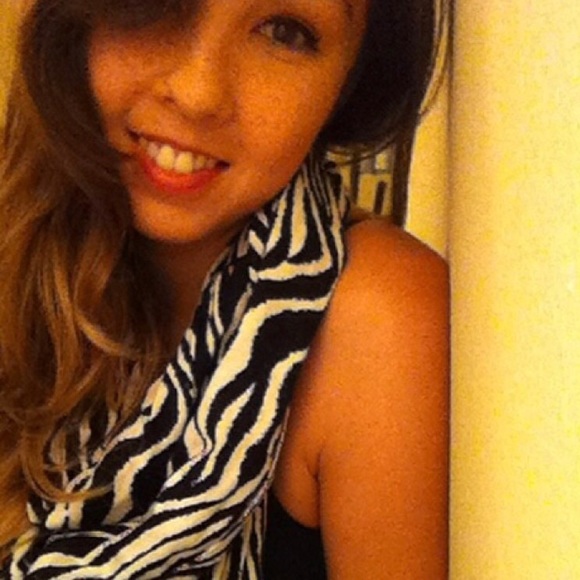 Profile Picture of Laura Mummery (@lolomum) on Poshmark