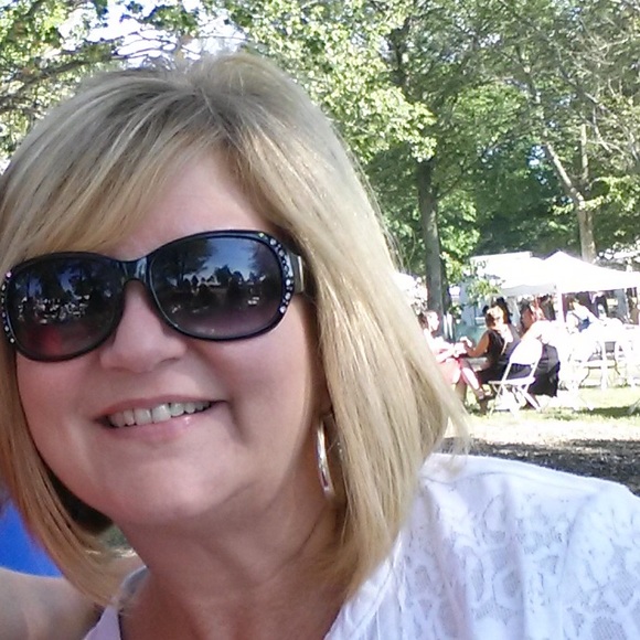 Profile Picture of Jackie Nezbeth (@jackienez28) on Poshmark