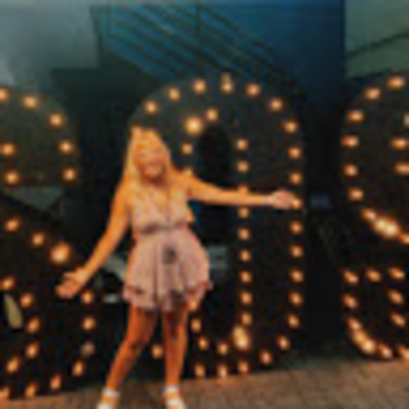 Kaitlin Radziewicz - Poshmark Profile Picture of Kaitlin Radziewicz (@kradziewicz) on Poshmark