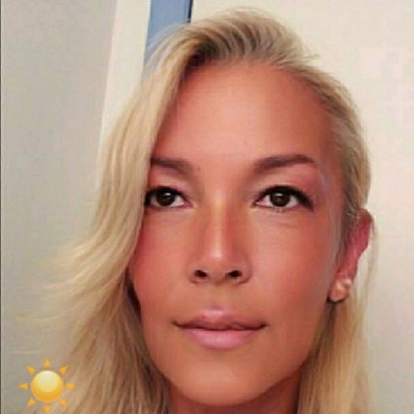 Profile Picture of Joanna Foster (@jojofoster) on Poshmark