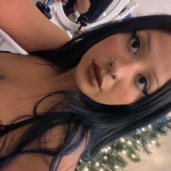 Profile Picture of Iris Lopez (@irisellaa) on Poshmark