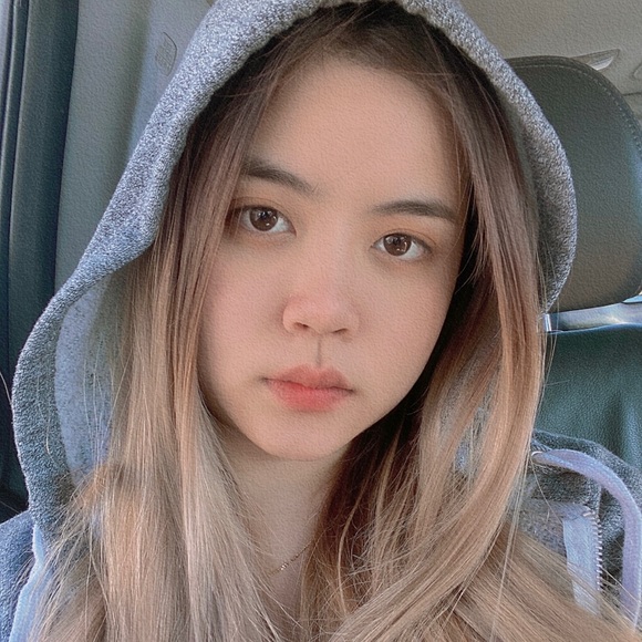 Profile Picture of Linh My (@14032001mylinh) on Poshmark