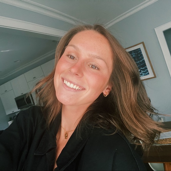 Profile Picture of Caroline Tomey (@carolinetomey) on Poshmark