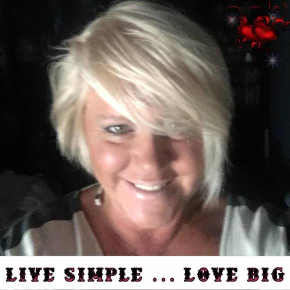 Profile Picture of Joanne Boylan (@joanne36) on Poshmark