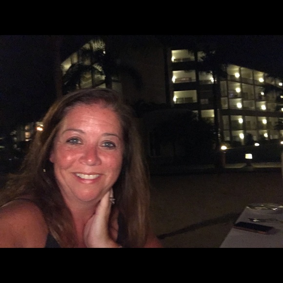 Profile Picture of Debbie Vellozzi (@debv0503) on Poshmark