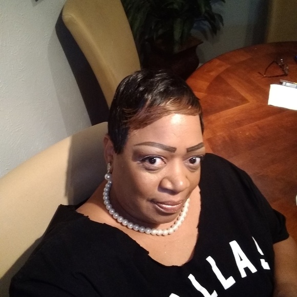 Profile Picture of Andrea Craig (@andreacraig81) on Poshmark