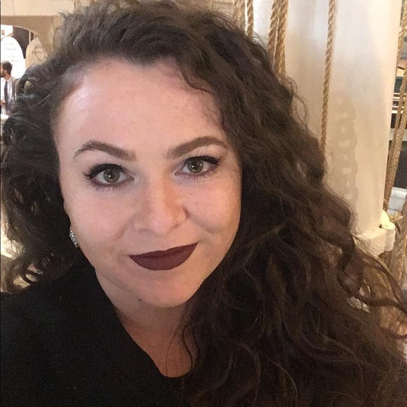 Kate Dubois - Poshmark Profile Picture of Kate Dubois (@krdent) on Poshmark