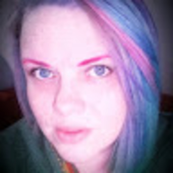 Profile Picture of Sarah Vanblarcom (@xeena79) on Poshmark