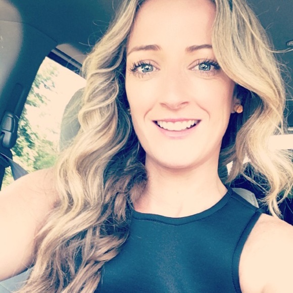 Profile Picture of Aileen Holmes (@aileen0100) on Poshmark