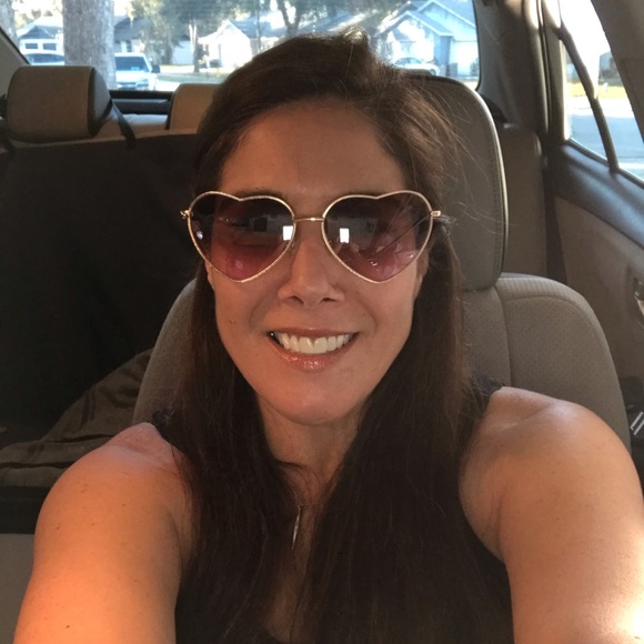 Profile Picture of Lori Arture (@loriarture) on Poshmark