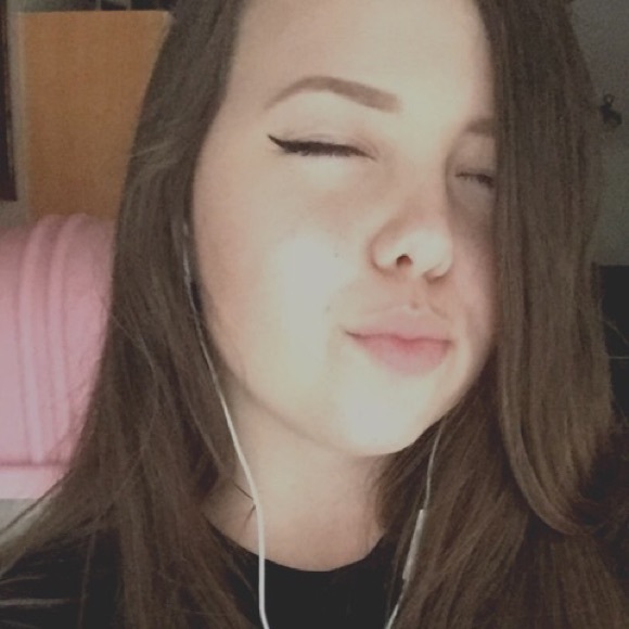 Profile Picture of Briana Lipski (@brianalipski) on Poshmark