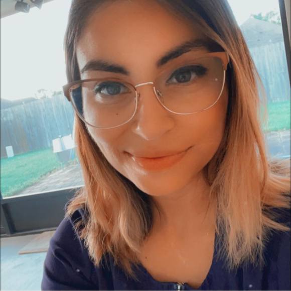 Profile Picture of Ashley Loudakis (@ashley1560) on Poshmark
