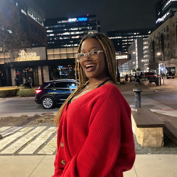Profile Picture of Genesis Holmes (@genesis_holmes) on Poshmark