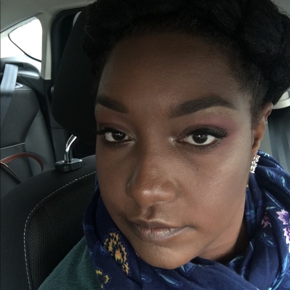 Profile Picture of Amanda Bones (@mnda12) on Poshmark